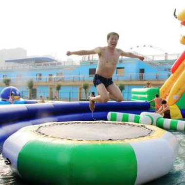 Tramvai de jucărie cu apă gonflabilă